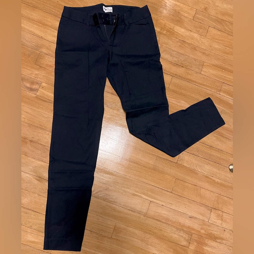 Dark navy blue pixie pants. Old navy size 6 regular. Comfortable and stretchy!